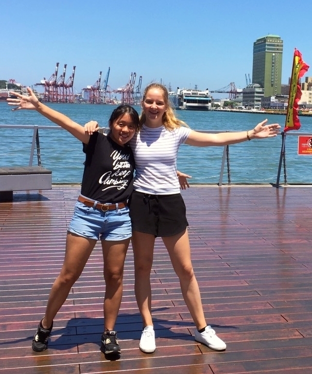 Rebecca Lennartz mit Gastschwester Emily auf Entdeckungsreise durch Taiwan.